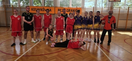 ''KOSZYKÓWKA BEZ GRANIC'' sportowa integracja w Szkole Podstawowej nr 2 w Pawłow...