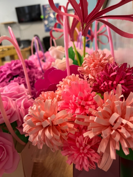 Kwiaty na akcje rózowa wstazka