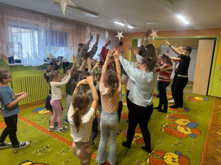 Taniec w kręgu z przedszkolakami z PP 2